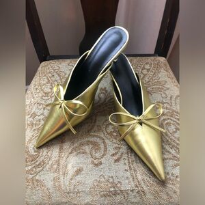 Elegant Gold Women's Shoes with Bow Detail